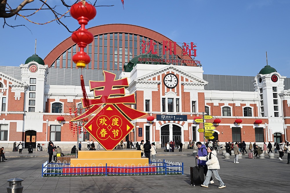 △ 2024年2月17日，沈陽站，人們拉著大大小小的行李箱，踏上了龍年新征程。