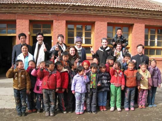 2008年，歐君廷帶領(lǐng)美國大學(xué)生到甘肅一所村辦小學(xué)訪問教課