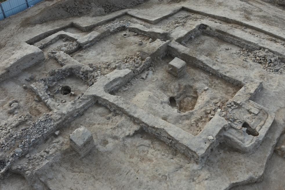 這是都蘭熱水墓群北一區(qū)M37號（“羊圈墓”）的祭祀建筑全景。