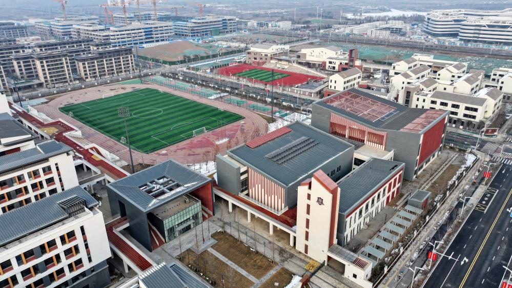 北京四中雄安校區(qū)和雄安史家胡同小學(xué)（2月6日攝，無(wú)人機(jī)照片）。新華社記者 牟宇 攝