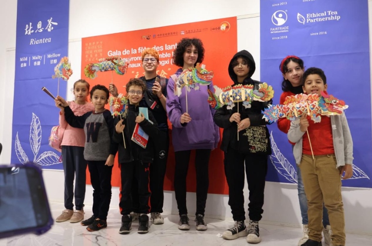 孩子們拿著元宵彩燈合影。拉巴特中國文化中心供圖