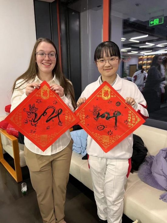 1月下旬，馬斯卡廷中學訪華代表團學生在北京同中國青少年交流。（受訪者供圖）