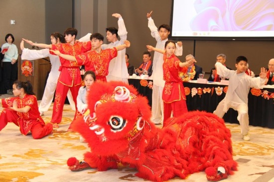 2月9日，在馬斯卡廷，中國人民大學附屬中學藝術(shù)團學生表演中國武術(shù)。