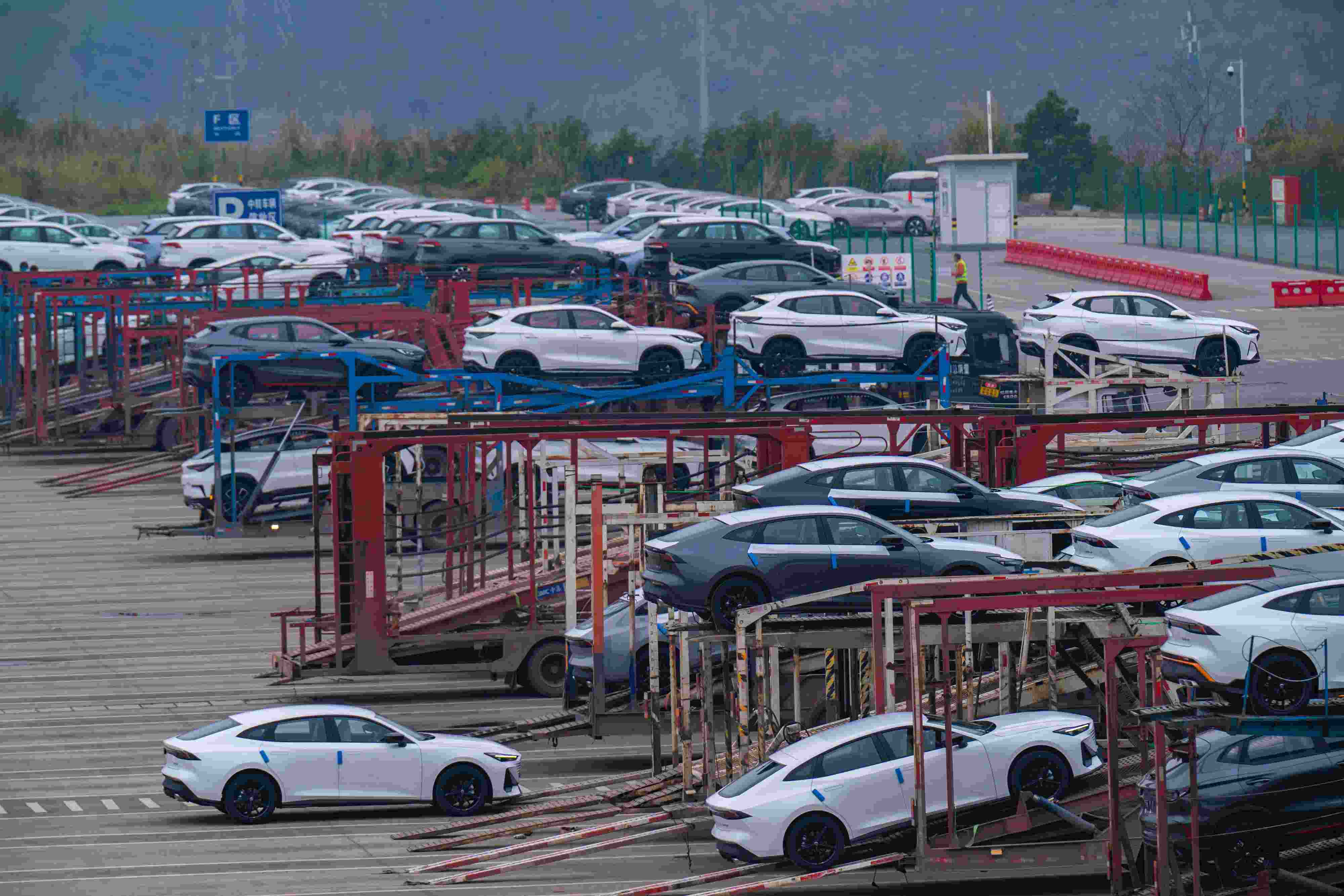 2024年2月25日，重慶江北區(qū)某汽車整車分撥中心，一排排汽車整裝待發(fā)。