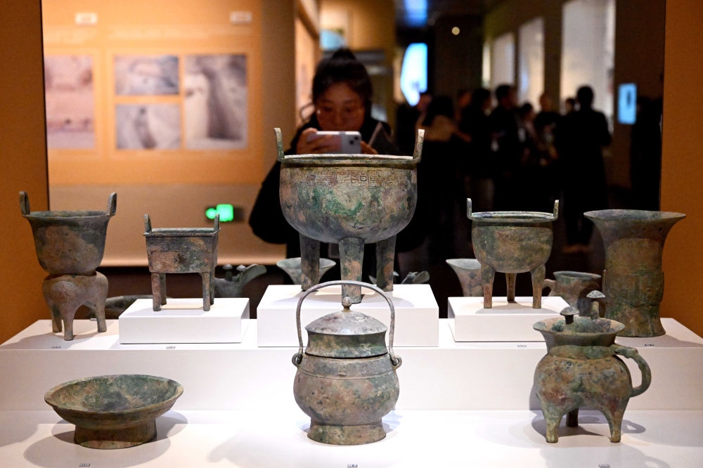 2月26日，參觀者在河南安陽(yáng)殷墟博物館新館內(nèi)拍攝展品。