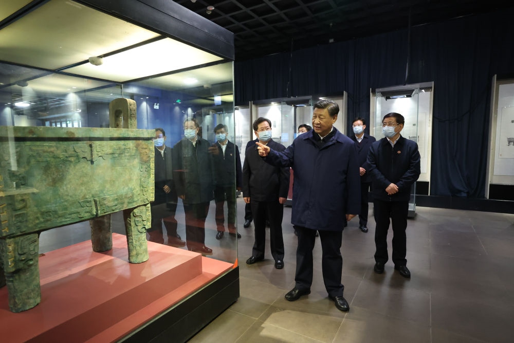 2022年10月28日下午，習(xí)近平在安陽(yáng)市殷墟博物館考察。新華社記者 鞠鵬 攝