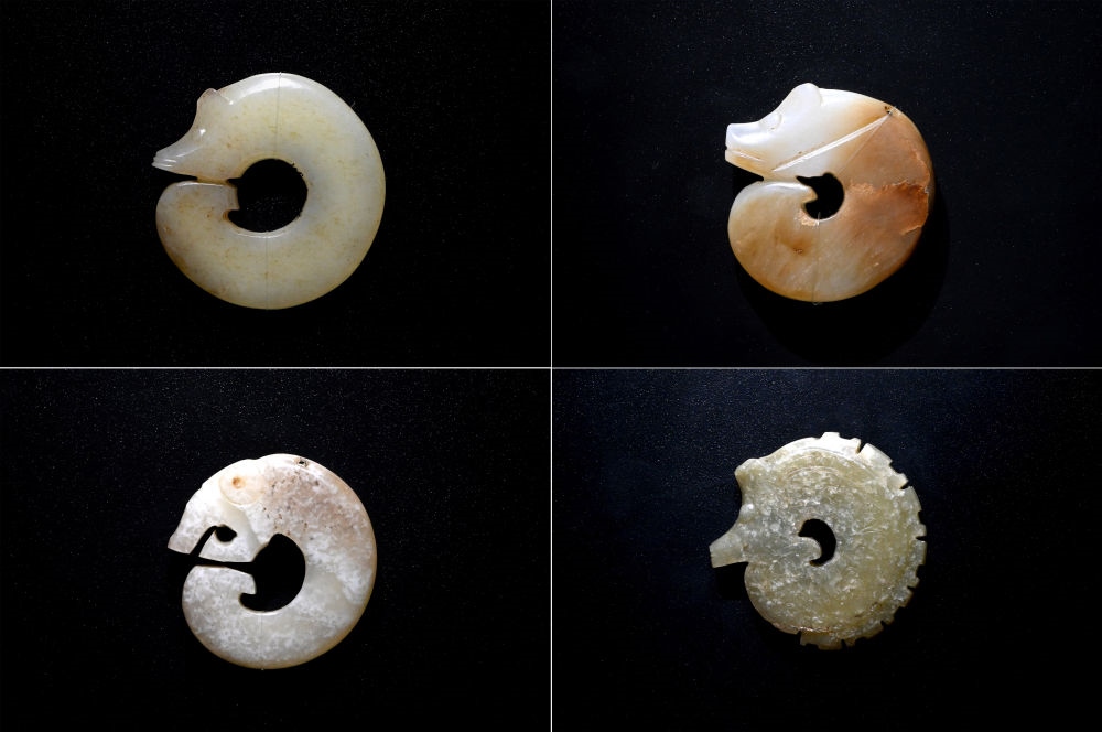 這是在殷墟博物館新館內(nèi)展出的龍形玉玦（拼版照片，1月9日攝）