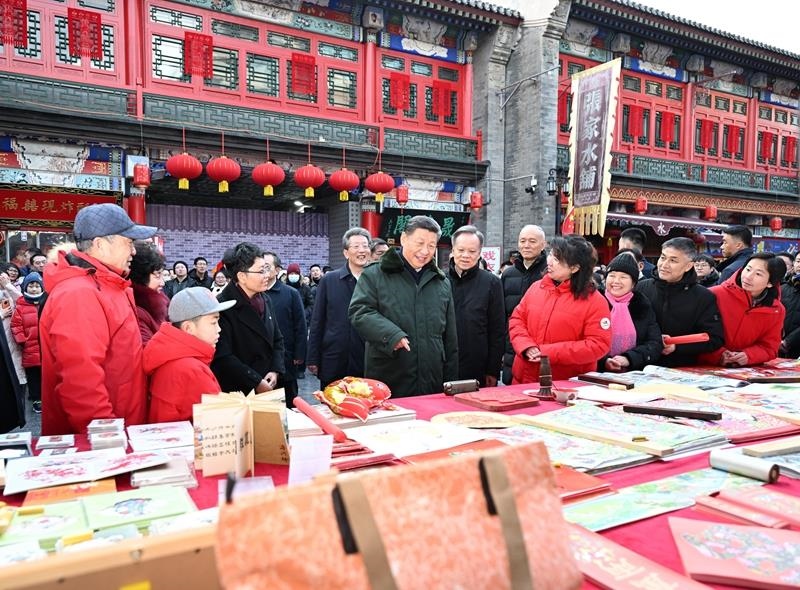 △2024年2月1日，習(xí)近平總書記在天津古文化街考察時(shí)，同店鋪員工和現(xiàn)場(chǎng)群眾互動(dòng)交流。