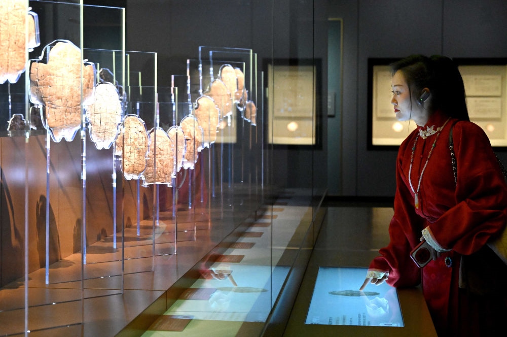 2月26日，參觀者在河南安陽(yáng)殷墟博物館新館內(nèi)觀看展出的刻辭卜甲。