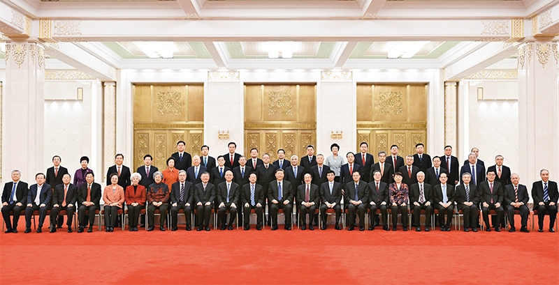 2024年2月7日，習(xí)近平、王滬寧、蔡奇、丁薛祥等在北京人民大會(huì)堂同黨外人士歡聚一堂，共迎佳節(jié)。這是習(xí)近平等同大家合影留念。 新華社記者 謝環(huán)馳/攝
