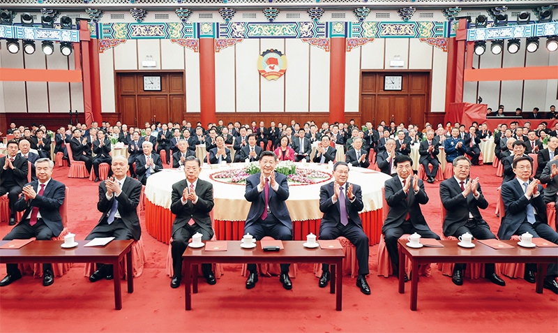 2023年12月29日，全國(guó)政協(xié)在北京舉行新年茶話會(huì)。黨和國(guó)家領(lǐng)導(dǎo)人習(xí)近平、李強(qiáng)、趙樂(lè)際、王滬寧、蔡奇、丁薛祥、李希、韓正出席茶話會(huì)并觀看演出。 新華社記者 鞠鵬/攝