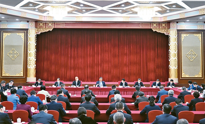 2023年3月6日，中共中央總書記、國(guó)家主席、中央軍委主席習(xí)近平看望參加全國(guó)政協(xié)十四屆一次會(huì)議的民建、工商聯(lián)界委員，并參加聯(lián)組會(huì)，聽(tīng)取意見(jiàn)和建議。中共中央政治局常委、全國(guó)政協(xié)十四屆一次會(huì)議主席團(tuán)會(huì)議主持人王滬寧，中共中央政治局常委蔡奇、丁薛祥參加看望和討論。 新華社記者 謝環(huán)馳/攝