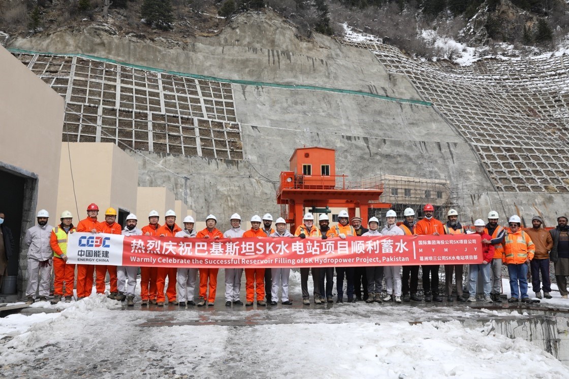 中巴建設(shè)者共同慶祝蘇吉吉納里水電站順利啟動蓄水工作。中國能建葛洲壩集團(tuán)供圖