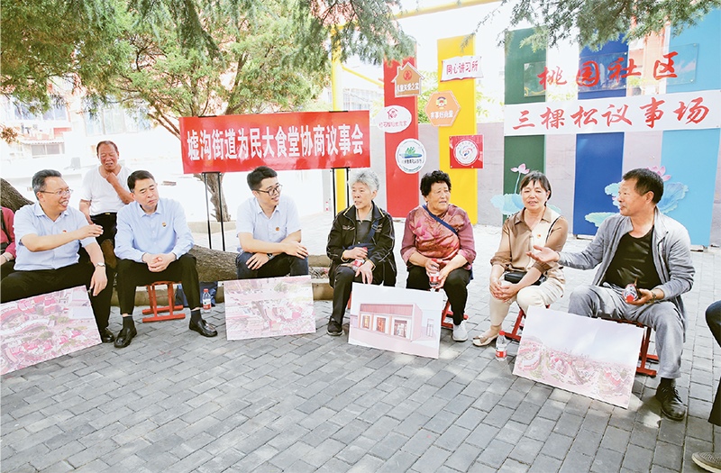 2023年6月2日，江蘇省連云港市連云區(qū)政協(xié)工委在墟溝街道桃園社區(qū)舉行“有事好商量”協(xié)商議事會(huì)。 人民圖片 朱華南/攝