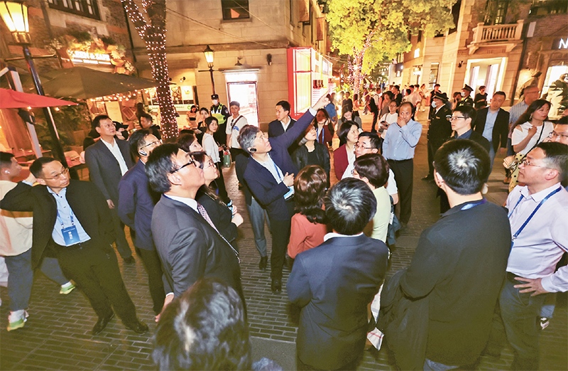 2023年4月18日，全國(guó)無(wú)黨派人士考察團(tuán)來(lái)到位于上海市黃浦區(qū)的上海新天地開(kāi)放式街區(qū)考察夜經(jīng)濟(jì)。 新華社記者 王翔/攝