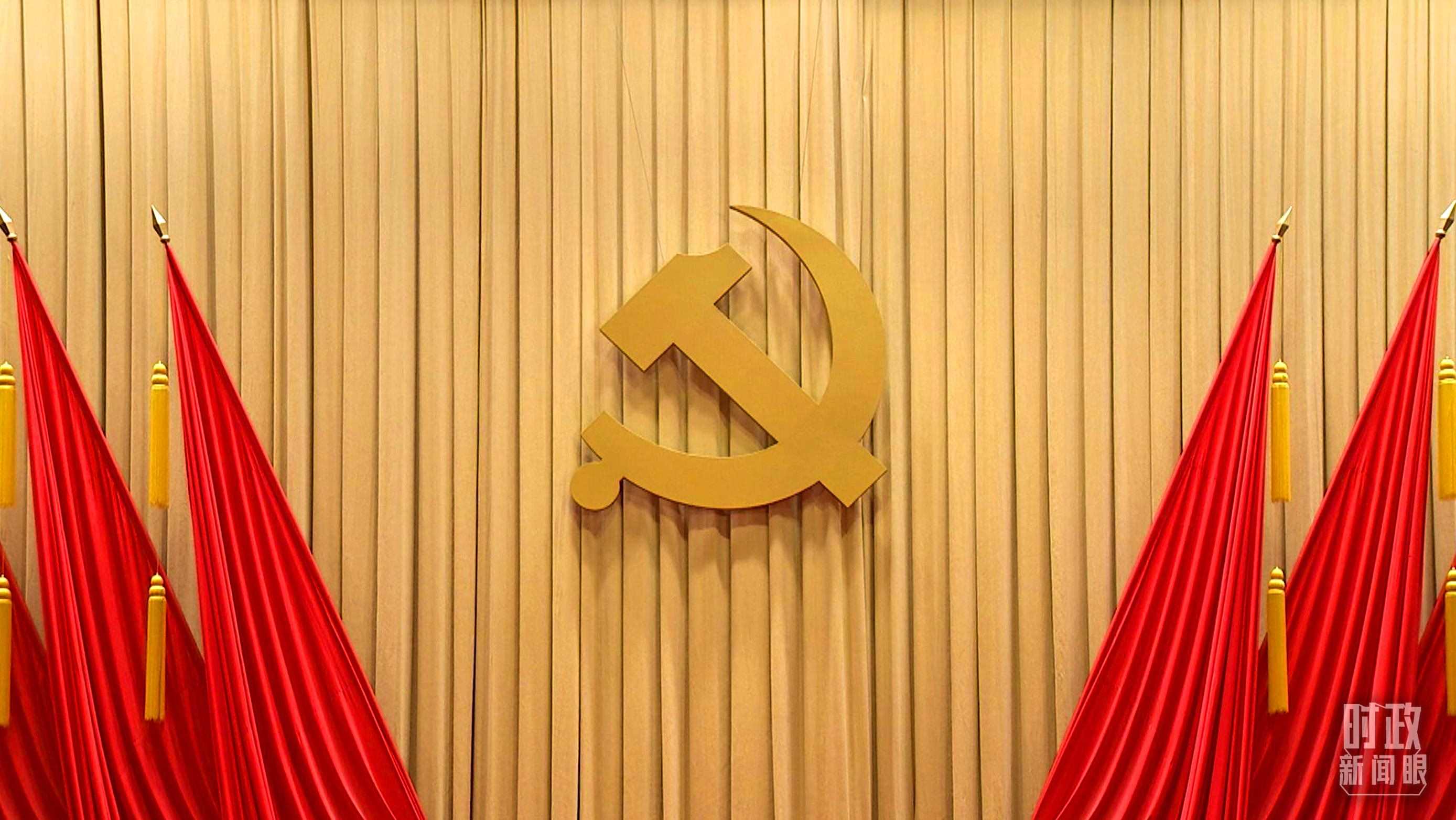 △開班式現(xiàn)場懸掛的莊嚴(yán)黨徽。