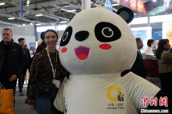 3月5日，2024年柏林國際旅游交易會(ITB)在柏林會展中心拉開帷幕。以“你好！中國”為主題的中國展區(qū)當(dāng)日亮相展會。圖為觀眾與大熊貓人偶合影。中新社記者 馬秀秀 攝