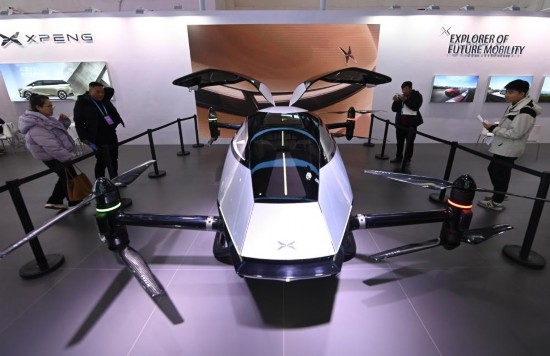 2023年12月1日，在鏈博會(huì)智能汽車鏈展區(qū)小鵬汽車展臺(tái)，參觀者觀看一臺(tái)智能飛行器。新華社記者蔡湘鑫攝