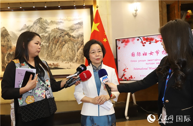 沈大使接受蒙古媒體采訪。人民網記者 霍文攝
