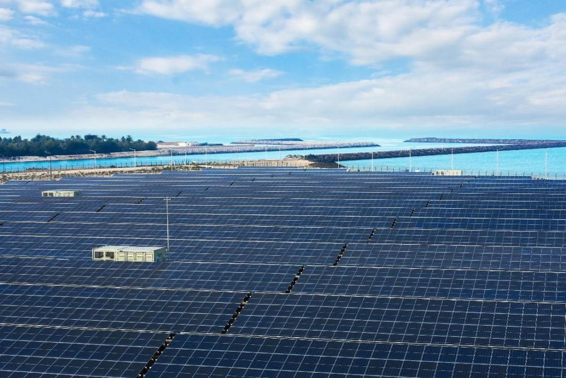 項目廣泛采用光伏補償發(fā)電系統(tǒng)，降低能源消耗。山東電建三公司供圖