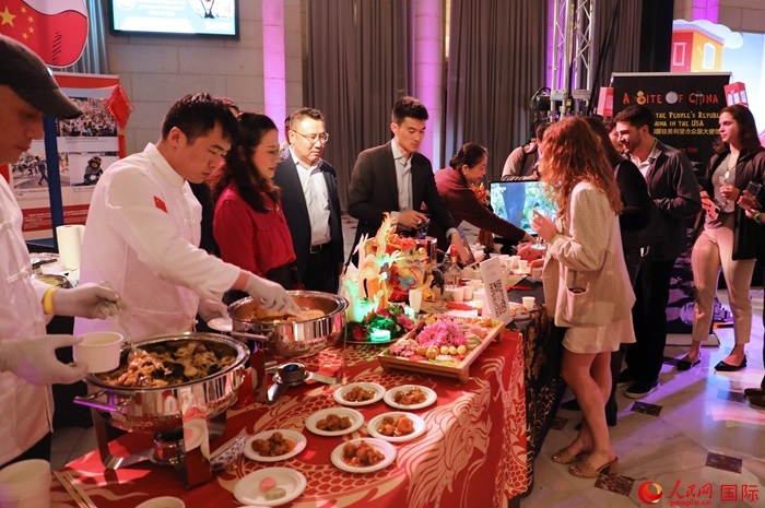 使館工作人員詳細為現(xiàn)場美食家和來賓講解菜品色香味特點、原料特色、烹制手法及其中蘊含的中華美食文化。人民網(wǎng)記者 李志偉攝