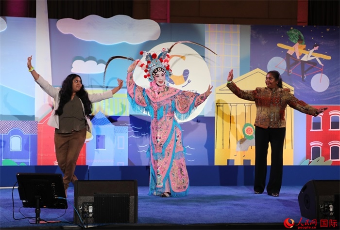 當(dāng)?shù)厝A人京劇社團的青年演員現(xiàn)場表演京劇選段，并與現(xiàn)場觀眾近距離互動。人民網(wǎng)記者 李志偉攝