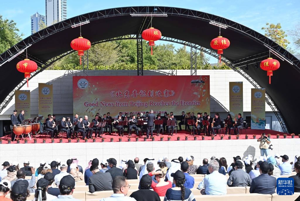 3月9日，在科威特首都省賈比爾文化中心，人們欣賞中國樂隊帶來的中國曲目。新華社發(fā)（阿薩德攝）