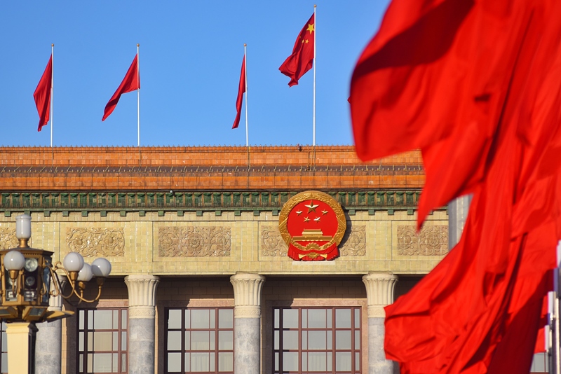 2024年3月8日，北京上空現(xiàn)“兩會(huì)藍(lán)”，人民大會(huì)堂前紅旗飄揚(yáng)。