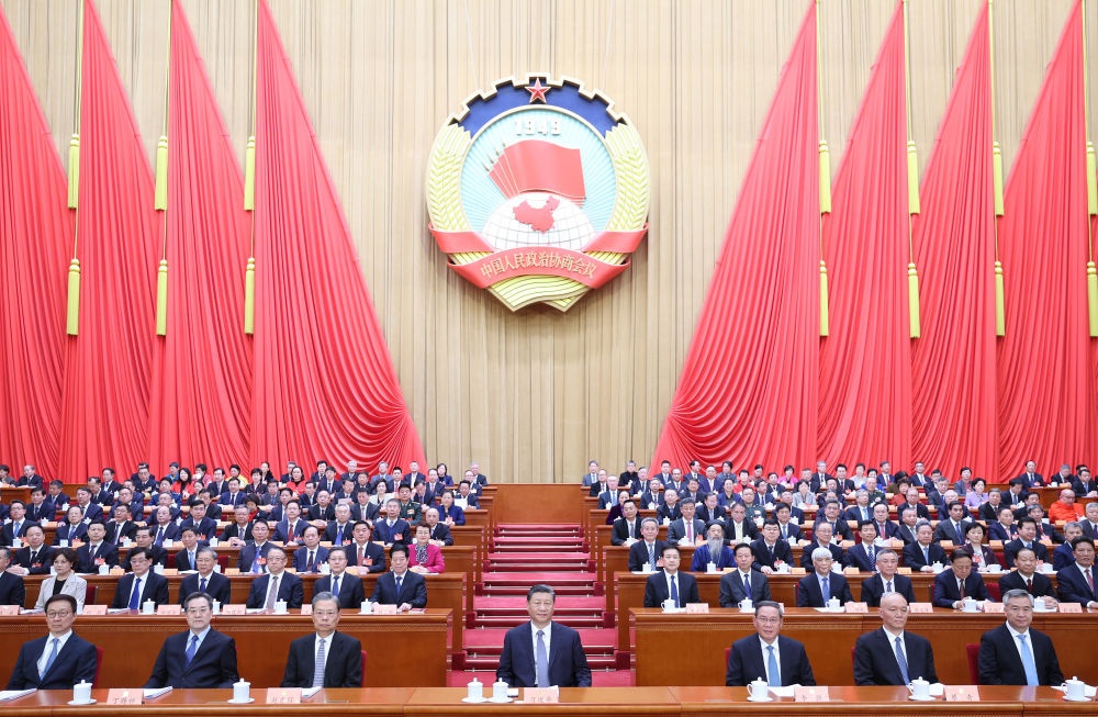 3月4日下午，中國(guó)人民政治協(xié)商會(huì)議第十四屆全國(guó)委員會(huì)第二次會(huì)議在北京人民大會(huì)堂開(kāi)幕。這是習(xí)近平、李強(qiáng)、趙樂(lè)際、蔡奇、丁薛祥、李希、韓正在主席臺(tái)就座。王滬寧代表政協(xié)第十四屆全國(guó)委員會(huì)常務(wù)委員會(huì)，向大會(huì)報(bào)告工作。