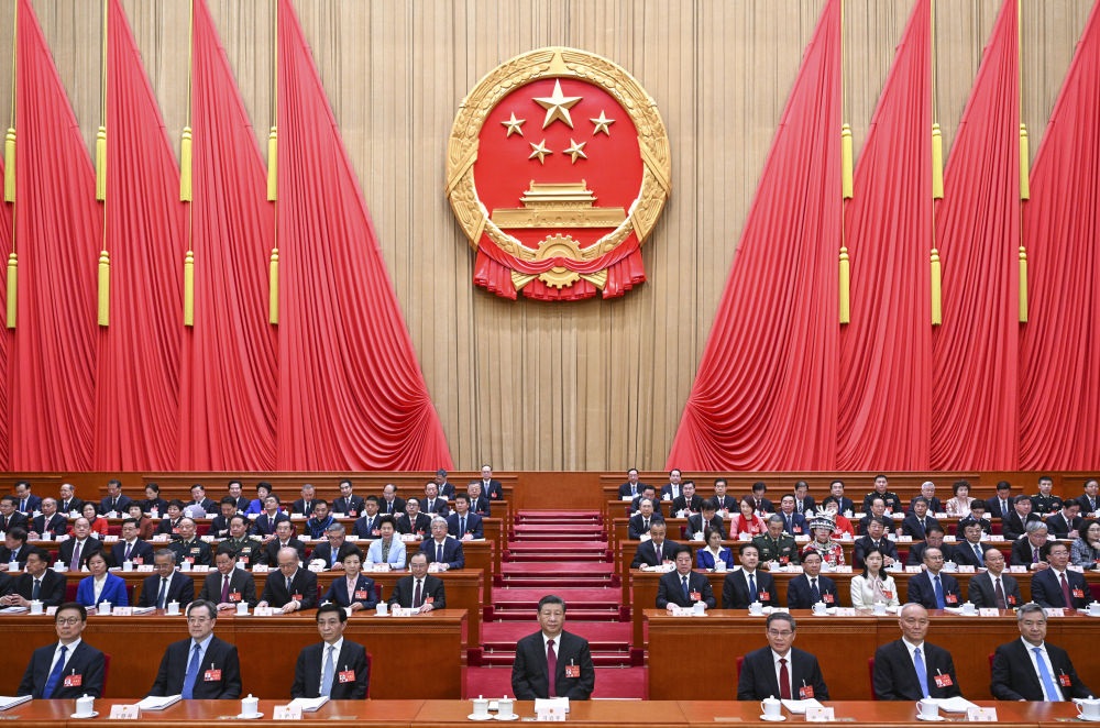 3月5日，第十四屆全國(guó)人民代表大會(huì)第二次會(huì)議在北京人民大會(huì)堂開(kāi)幕。黨和國(guó)家領(lǐng)導(dǎo)人習(xí)近平、李強(qiáng)、王滬寧、蔡奇、丁薛祥、李希、韓正等出席大會(huì)。趙樂(lè)際主持大會(huì)。