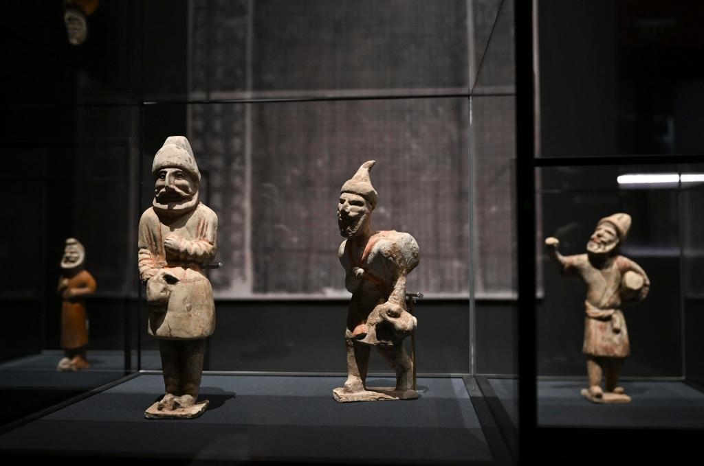 “歷史之遇——中國與西亞古代文明交流展”于1月12日至4月11日在故宮午門正殿展廳舉行。這是展出的陶彩繪人俑（1月10日攝）。新華社記者金良快攝