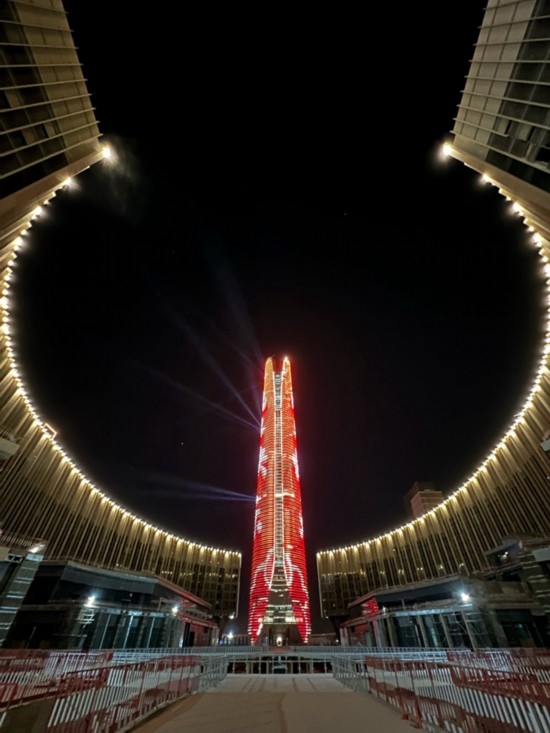  2024年2月9日，埃及開羅以東建設(shè)中的埃及新行政首都中央商務(wù)區(qū)項(xiàng)目上演燈光秀，迎接龍年春節(jié)。新華社發(fā)（黎炳宏攝）