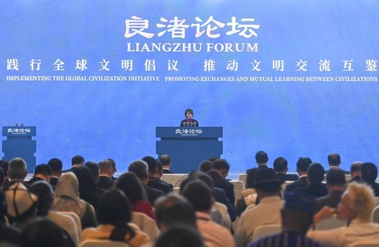  2023年12月3日，卡塔爾國家圖書館執(zhí)行館長陳慧心在“良渚論壇”上發(fā)言。當日，以“踐行全球文明倡議，推動文明交流互鑒”為主題的首屆“良渚論壇”在浙江省杭州市開幕。新華社記者 黃宗治 攝