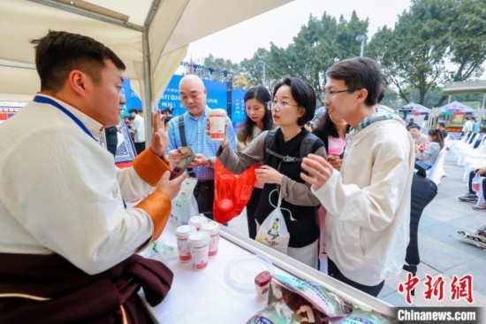 圖為廣州市民體驗果洛特產(chǎn)。 果洛州文體旅游廣電局 供圖