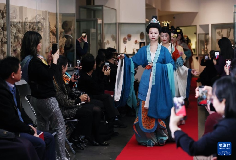 3月13日，在位于法國巴黎的吉美國立亞洲藝術(shù)博物館，模特展示敦煌復(fù)原服飾。新華社記者 高靜 攝