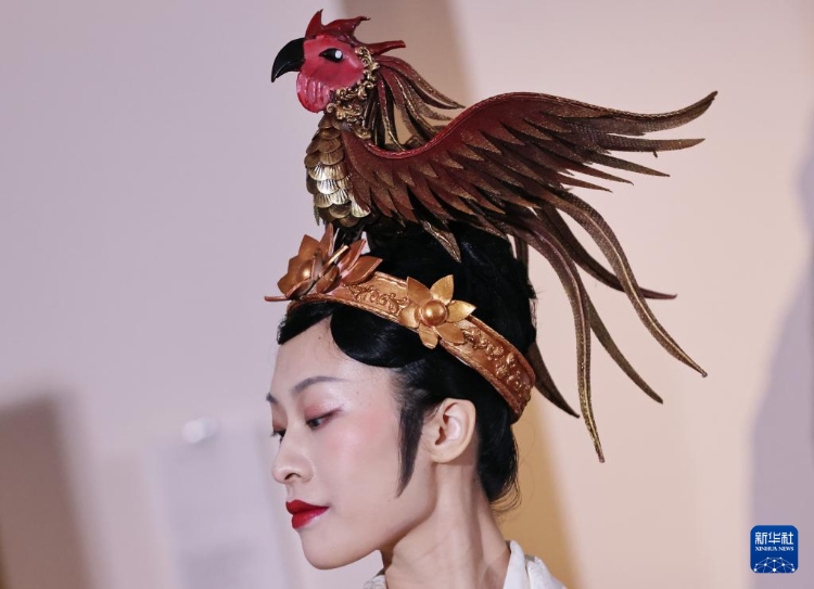 3月13日，在位于法國巴黎的吉美國立亞洲藝術(shù)博物館，模特展示敦煌復(fù)原服飾。新華社記者 高靜 攝