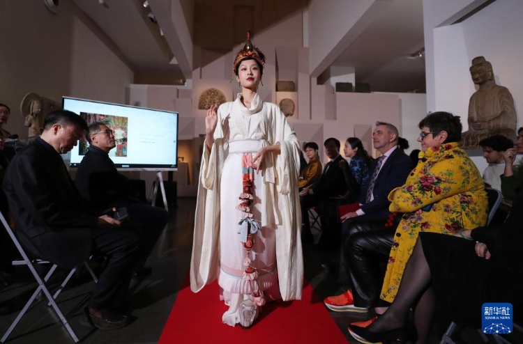 3月13日，在位于法國巴黎的吉美國立亞洲藝術(shù)博物館，模特展示敦煌復(fù)原服飾。新華社記者 高靜 攝