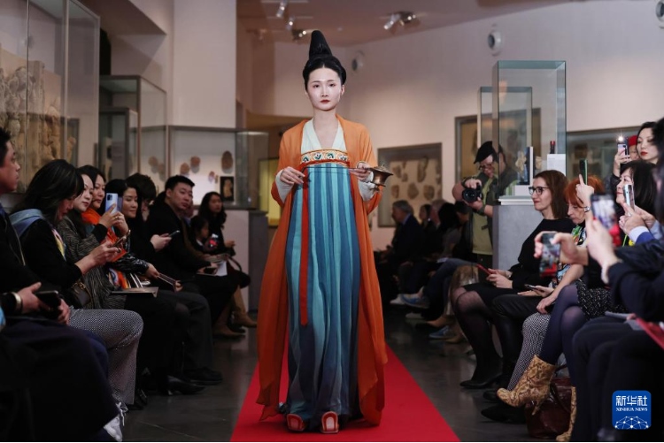 3月13日，在位于法國巴黎的吉美國立亞洲藝術(shù)博物館，模特展示敦煌復(fù)原服飾。新華社記者 高靜 攝