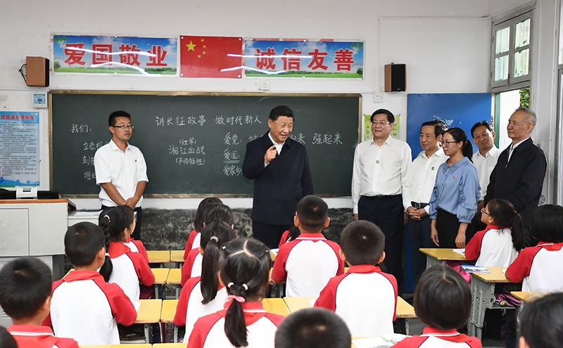 2020年9月16日，習(xí)近平總書記在湖南省郴州市汝城縣文明瑤族鄉(xiāng)第一片小學(xué)，同正在上思政課的同學(xué)們親切交流。