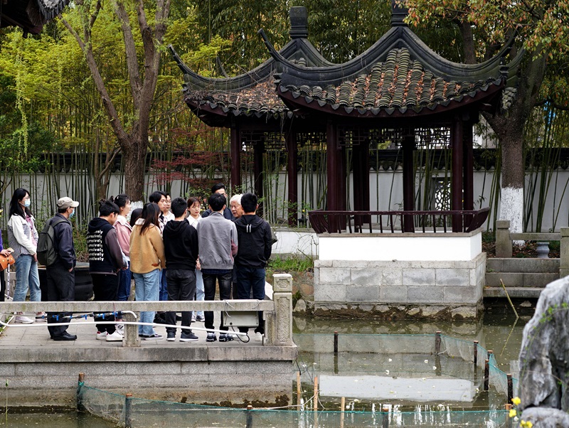 2021年3月30日，在上海交通大學(xué)南蘇園的“微型洱?！迸?，孔海南教授為學(xué)生們打造“沉浸式”思政課。