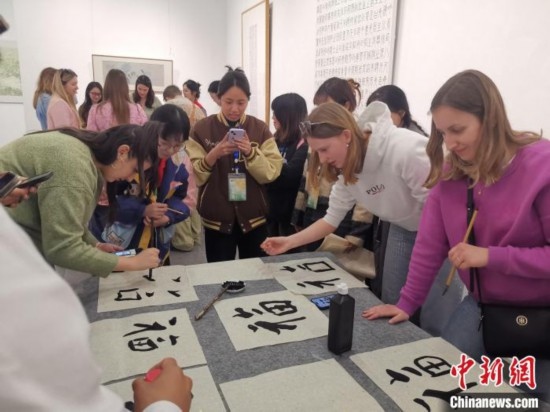 比利時學(xué)生體驗(yàn)書法。杭州師范大學(xué)供圖