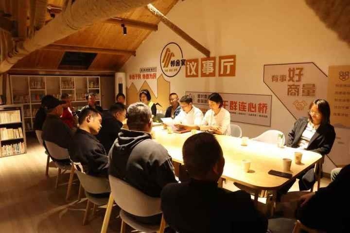 △浙江金華武義縣后陳村“鄰舍家”協(xié)商議事會討論舊村改造事宜。