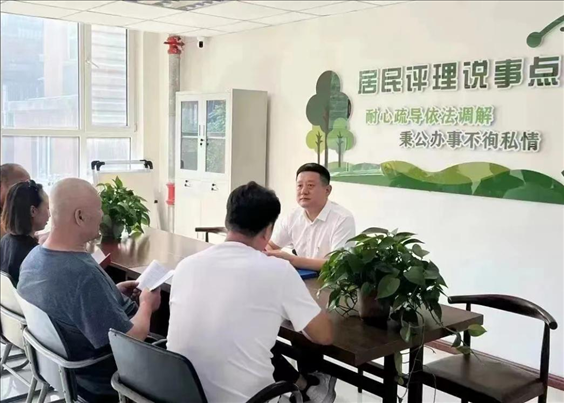 村（居）民評理說事點調(diào)解矛盾糾紛。遼寧省司法廳供圖