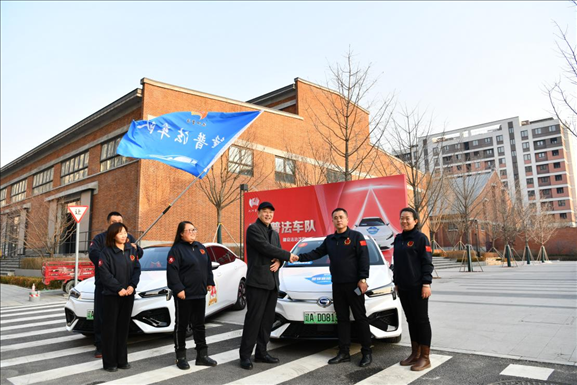 沈陽“憲法宣傳周”啟動儀式上雷鋒車隊照片。遼寧省司法廳供圖