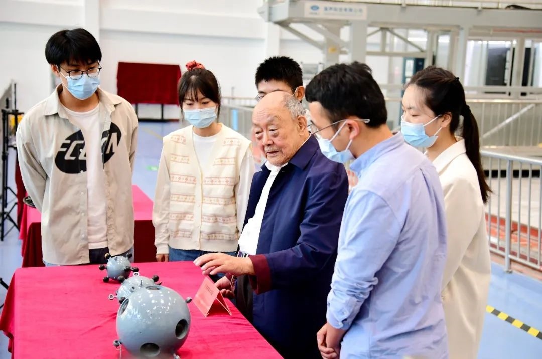 楊士莪院士在實(shí)驗(yàn)室指導(dǎo)學(xué)生。哈爾濱工程大學(xué)供圖