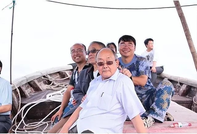 楊士莪院士參加海試。哈爾濱工程大學(xué)供圖
