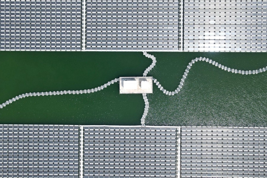 2022年8月25日拍攝的潁上縣毛圩水上光伏電站（無人機(jī)照片）。近年來，安徽省阜陽市潁上縣古城鎮(zhèn)積極推進(jìn)采煤沉陷區(qū)治理工作，將昔日的采煤沉陷區(qū)建設(shè)成水上光伏電站，既減少占用土地面積，又能生產(chǎn)清潔能源。