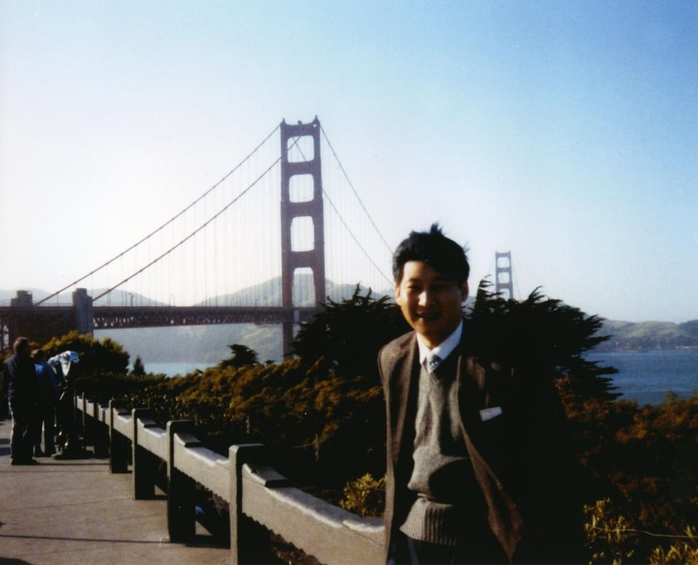 這是1985年，時任正定縣委書記的習(xí)近平在美國考察時的照片。新華社發(fā)