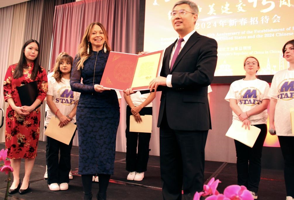2024年2月27日，中國駐芝加哥總領(lǐng)事館舉辦慶祝中美建交45周年招待會，來自馬斯卡廷中學(xué)的學(xué)生們在招待會上收到一份特殊禮物——中國國家主席習(xí)近平給他們的復(fù)信。新華社記者 徐靜 攝