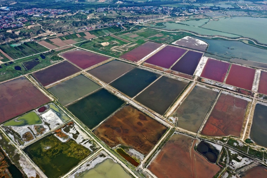 這是2023年7月11日拍攝的山西運(yùn)城鹽湖一角（無人機(jī)照片）。按照“生態(tài)優(yōu)先、保護(hù)為主、適度開發(fā)”的原則，2020年9月，運(yùn)城市全面停止鹽湖范圍內(nèi)的工業(yè)生產(chǎn)活動(dòng)。近年來，千年鹽湖正在向生態(tài)保護(hù)、風(fēng)貌重塑、產(chǎn)業(yè)轉(zhuǎn)型、全域旅游的“綠色發(fā)展”轉(zhuǎn)變。